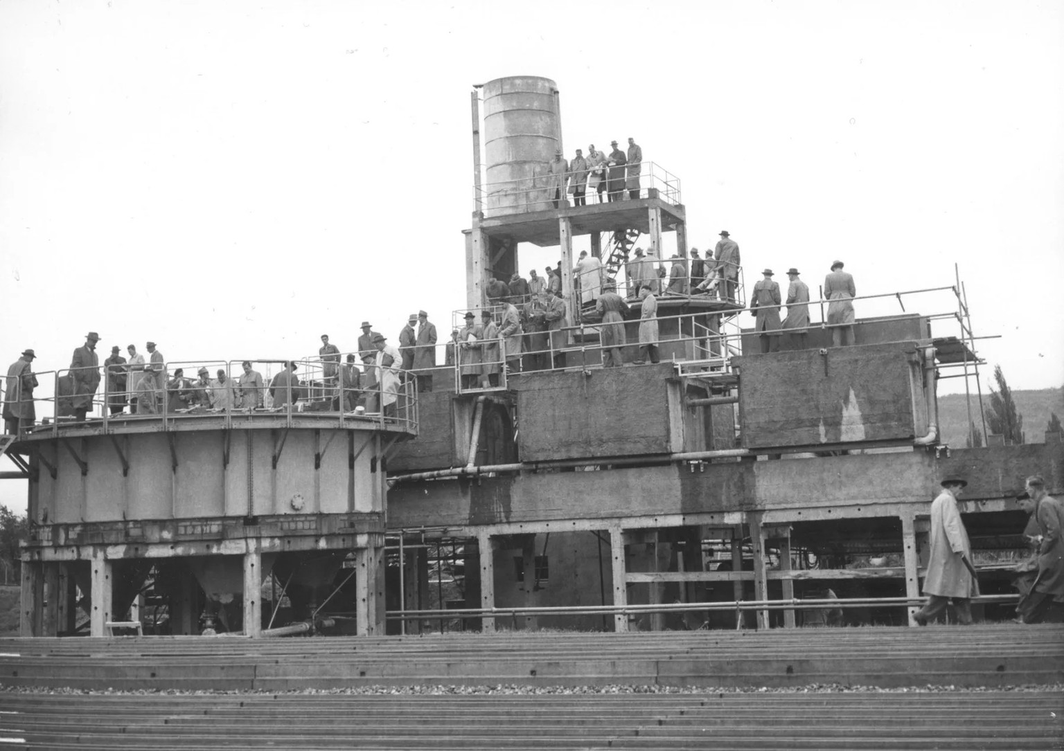 Beamte besichtigen die Versuchskläranlage in der Tüffenwies um 1953. Die Anlage gehörte zur Eidgenössischen Anstalt für Wasserversorgung, Abwasserreinigung und Gewässerschutz (Eawag), die ab den 1940e ...