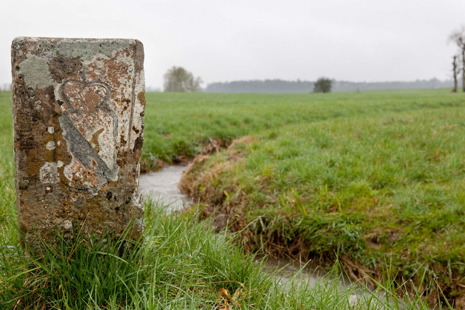 Der «Landbach» und ein Grenzstein von circa 1830 markieren in Wasterkingen die ehemalige Grenze zwischen dem Grossherzogtum Baden und dem Kanton Zürich.