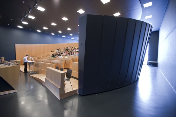 ARCHIVBILD ZUR AUSRUFUNG DES NOTSTANDS DES KANTON TESSIN AUFGRUND DES CORONAVIRUS BIS AM 29. MAERZ 2020 - Students of the economic faculty follow a lecture in the big auditorium at the University of L ...