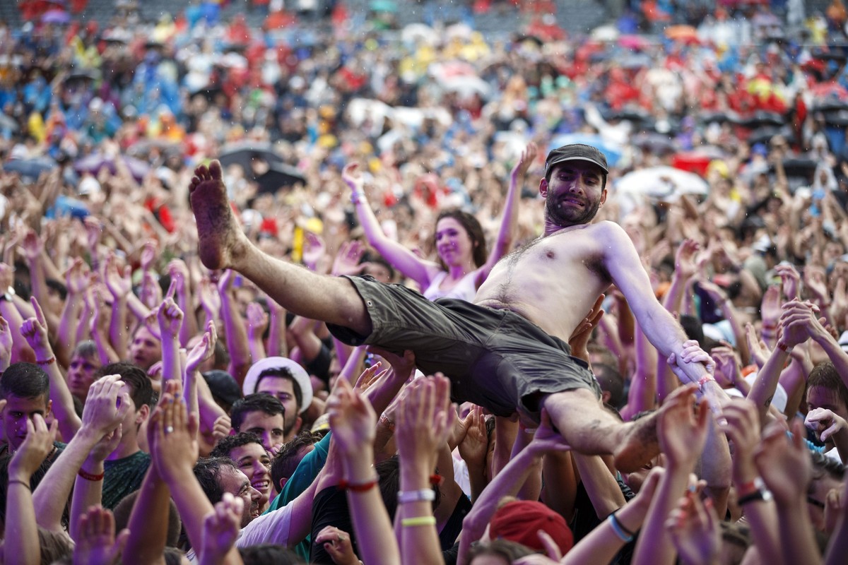 Ein Fan wird auf dem Paléo-Festival von der Menge getragen.