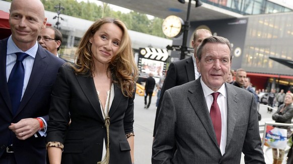 Alt-Bundeskanzler Gerhard Schroeder, rechts, Ringier CEO Marc Walder, links, mit Ehefrau Susanne, Mitte, auf dem Weg zur Veranstaltung &quot;An Evening with Arthur Cohn&quot; im Rahmen des Zurich Film ...