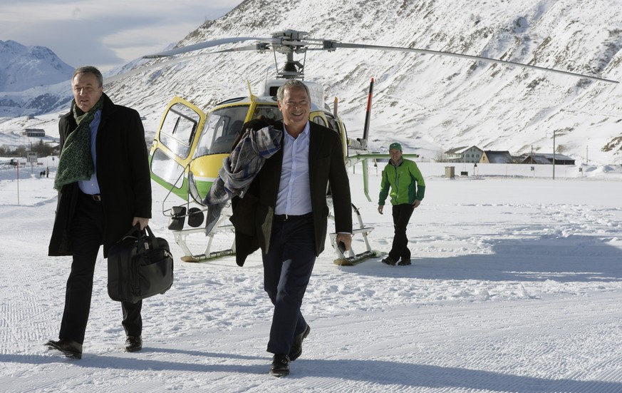 Samih Sawiris lässt sich mit dem Helikopter zu einer Medienkonferenz in Andermatt einfliegen.