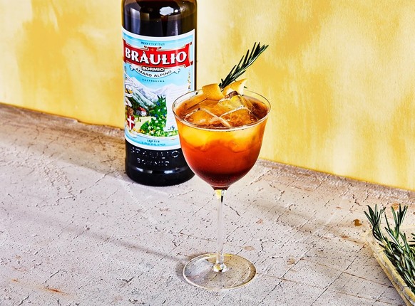 braulio spritz amaro digestivo trinken alkohol drinks cocktail https://assets.bonappetit.com/photos/5d2f84d32371fe00086c1d66/master/w_1600,c_limit/Spritz-Braulio.jpg
