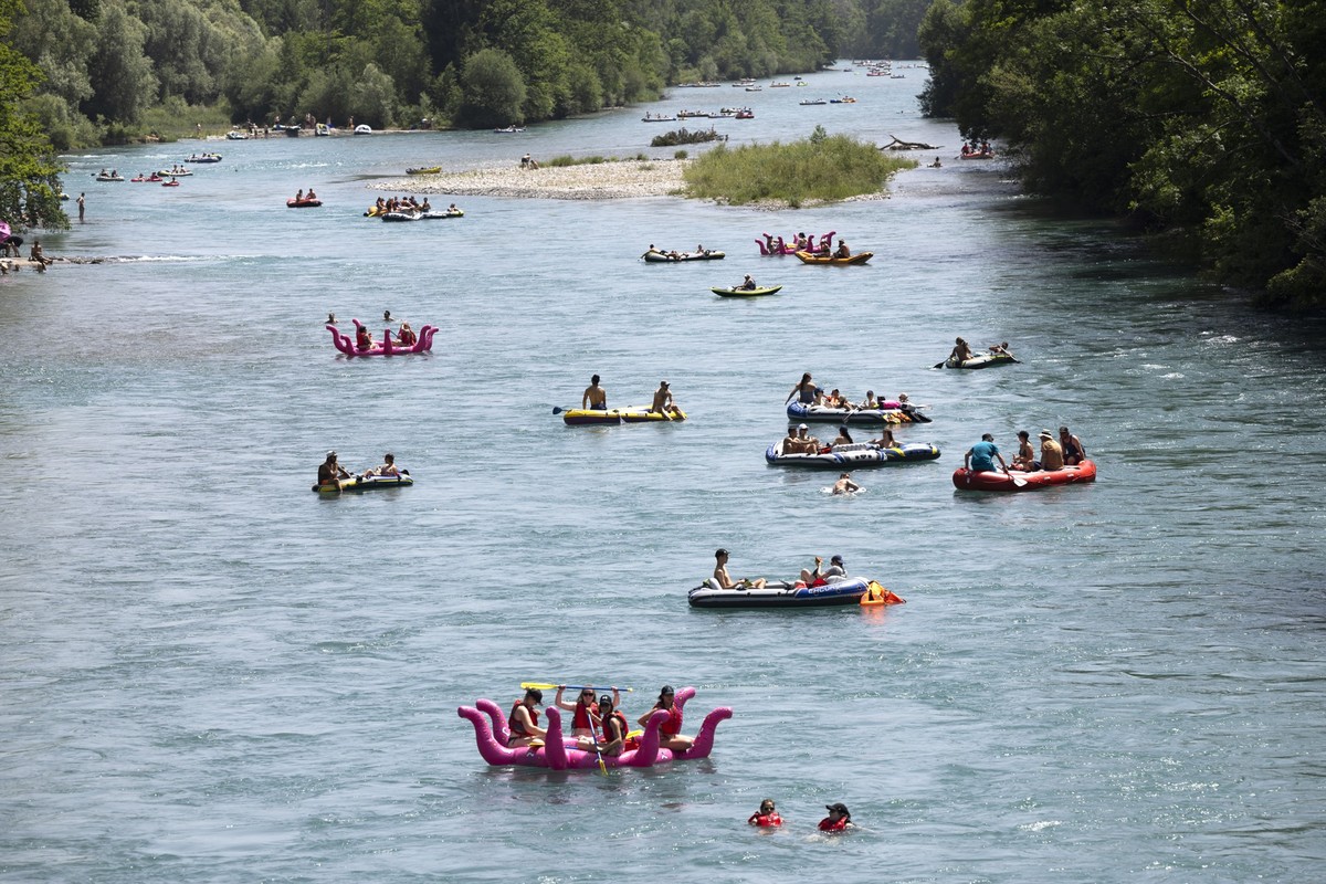 Schlauchboote fahren auf der Aare bei Rubigen, am Samstag, 18. Juni 2022. In der Schweiz sind am fruehen Samstagnachmittag verbreitet Temperaturen von ueber 30 Grad gemessen worden. Die Wetterdienste  ...