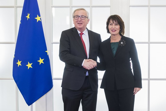 epa06345207 President of Switzerland Doris Leuthard (R) and European Commission President Jean-Claude Juncker (L) shake hands during their meeting in Bern, Switzerland, 23 November 2017. EPA/PETER KLA ...