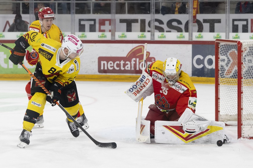 Berns Joel Vermin, links, verpasst seine Chance gegen Biels Torhueter Harri Saeteri, rechts, im fuenften Eishockey Playoff Viertelfinalspiel der National League zwischen EHC Biel und SC Bern, am Freit ...