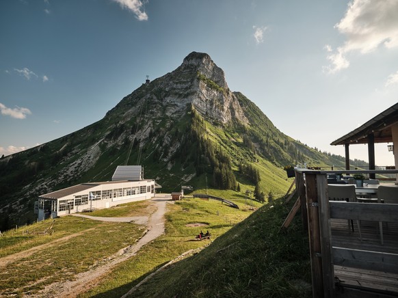 Die Luftseilbahn bringt dich auf den Gipfel des Moléson in 2000 m Höhe.