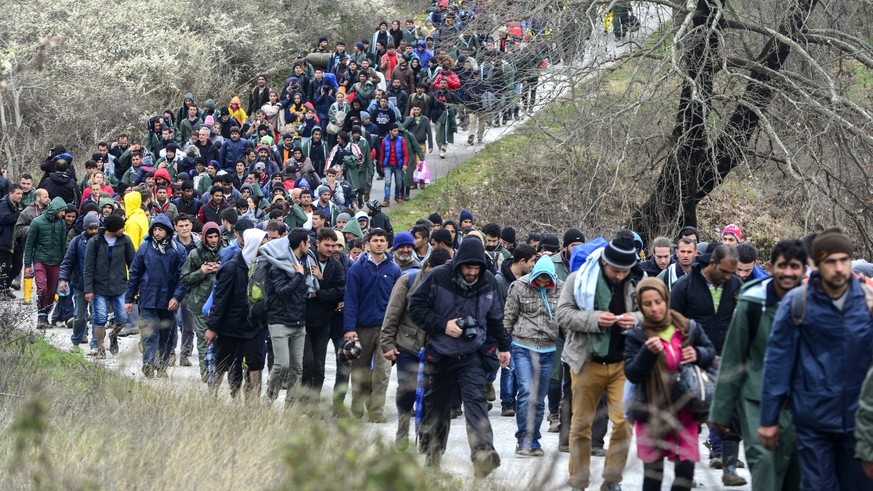 epa05210991 Hundreds of migrants walk from a camp near the Greek village of Idomeni as they try to find an alternative way to cross the border between Greece and the Former Yugoslav Republic of Macedo ...