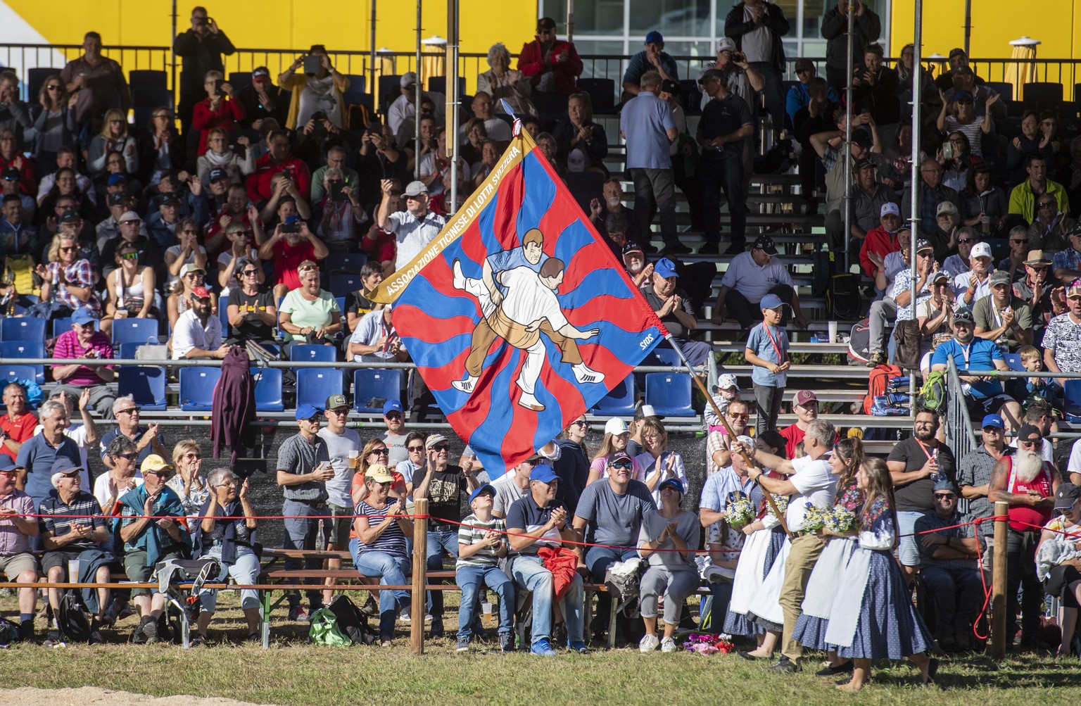Die neue Fahne des Tessiner Schwingerverband wird gefeiert beim 1. Tessiner Kantonalen Schwingfest vom Samstag, 17. September 2022 in Cadenazzo im Kanton Tessin. (KEYSTONE/Urs Flueeler)