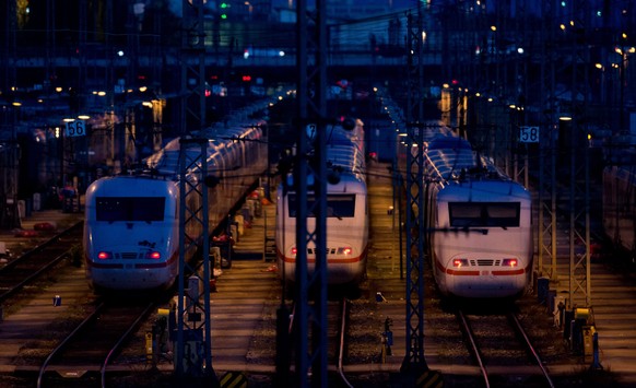 epa04715477 Deutsche Bahn trains are parked on railroad tracks at the main station in Munich, Germany, 22 April 2015. The German Train Drivers&#039; Union (GDL) has called for strikes, which will affe ...