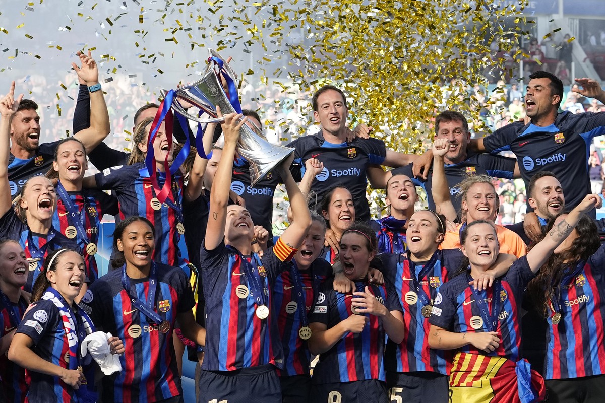 Barcelona's captain Alexia Putellas lifts the trophy after winning the Women's Champions League final soccer match between FC Barcelona and VfL Wolfsburg at the PSV Stadion in Eindhoven, Net ...