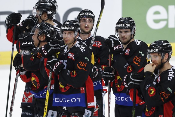 Enttaeuschte Berner nach dem Eishockey Meisterschaftsspiel der National League A zwischen dem SC Bern und Lausanne HC, am Freitag, 23. September 2016, in der Postfinance Arena in Bern. (KEYSTONE/Peter ...