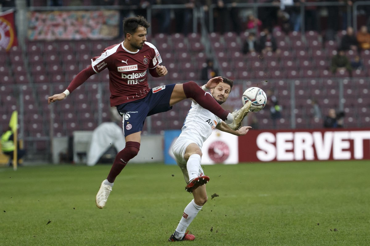 Servette's defender Dennis Iapichino, left, fights for the ball with Zurich's midfielder Antonio Marchesano, right, during the Super League soccer match of Swiss Championship between Servett ...