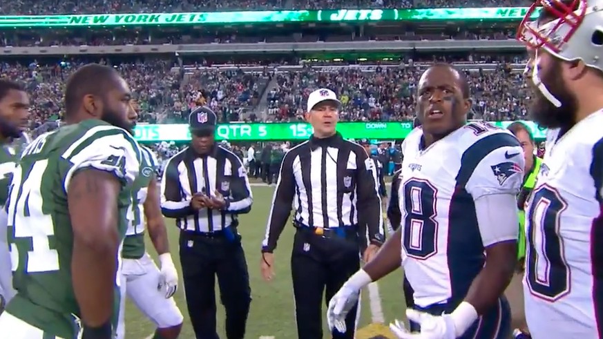 Matt Slater (Zweiter von rechts) schaut blöd aus der Wäsche: Er hat sich soeben zu seinem Nachteil entschieden, den Ball in die Verlängerung zu kicken.