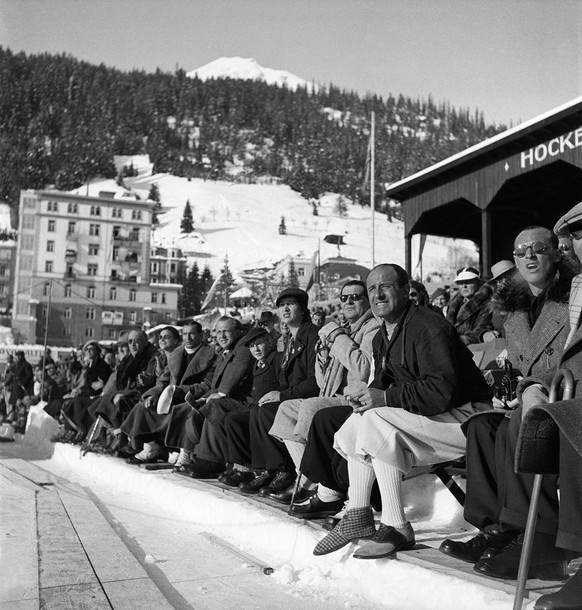 Zuschauer an der Eishockey-Weltmeisterschaft 1935 in Davos, Schweiz, aufgenommen im Januar 1935. (KEYSTONE/PHOTOPRESS-ARCHIV/Str)