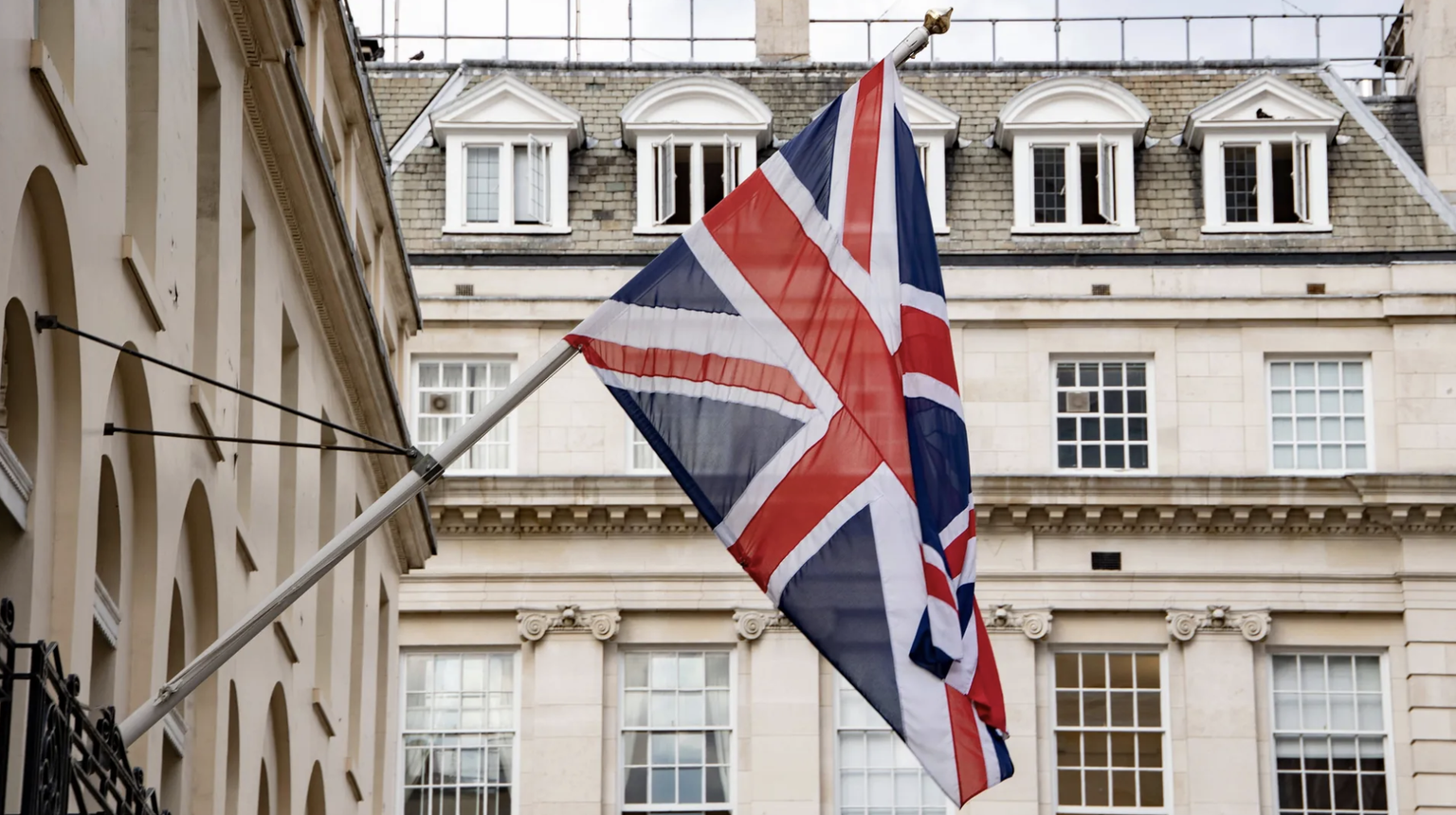Britische Flagge: Premierminister Rishi Sunak will mit internationalen Führungskräften über die Gefahren durch KI sprechen.