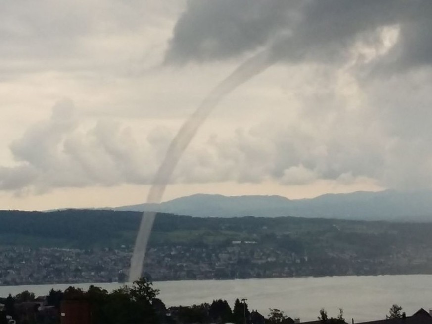 Ein Tornado auf dem Zürichsee im Jahr 2005.