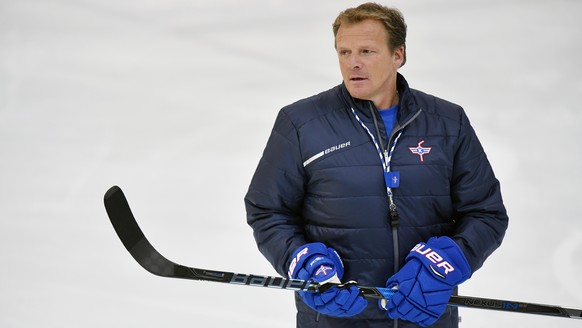 Kevin Schlaepfer, neuer Trainer des EHC Kloten beim ersten Training in Kloten am Mittwoch, 25. Oktober 2017. (KEYSTONE/Walter Bieri)