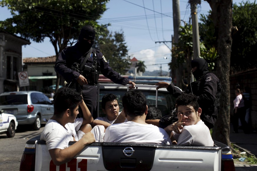 Verhaftungswelle nach der Gewalt-Eskalation: Mutmassliche Bandenmitglieder werden in der Hauptstadt El Salvador abgeführt.