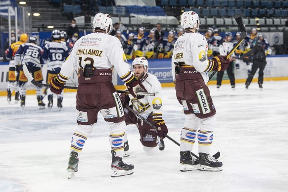 Die Genfer blicken enttaeuscht im dritten Eishockey Playoff-Finalspiel der National League zwischen dem EV Zug und Geneve-Servette HC am Freitag, 7. Mai 2021, in der Bossard Arena in Zug. (KEYSTONE/En ...