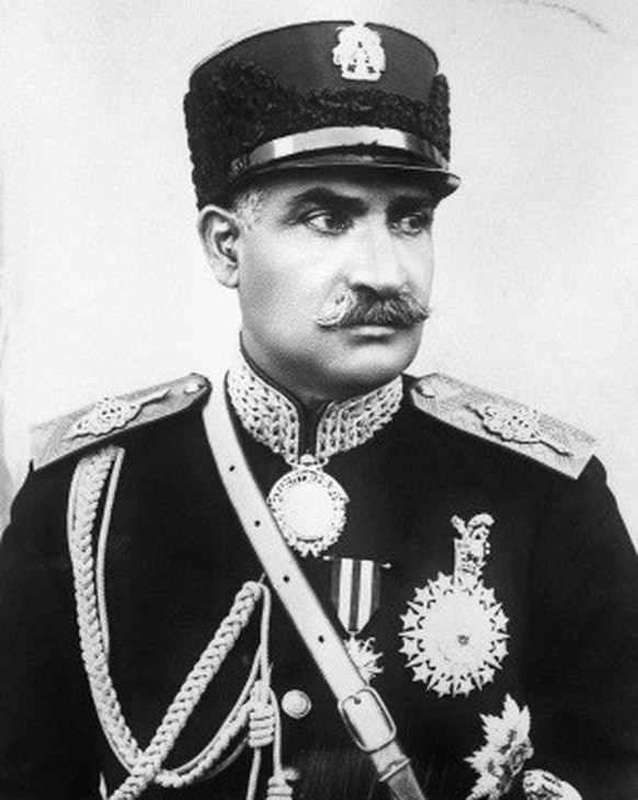 Reza Schah Pahlavi, 1923.
https://de.wikipedia.org/wiki/Geschichte_Irans#/media/Datei:Reza_Shah_portrait.jpg