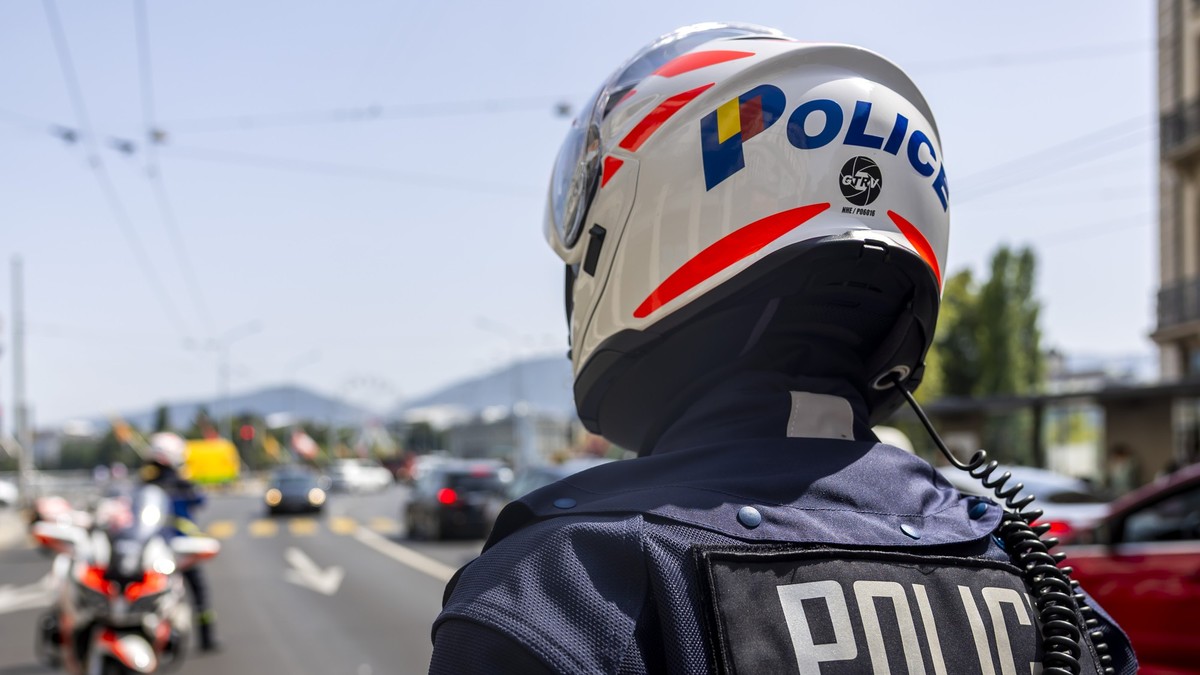 Des gendarmes de la police genevoise mettent en place un dispositif de controle des macarons Stick'Air pour les vehicules entrant dans la zone ou le trafic motorise est limite aux seuls vehicules ...