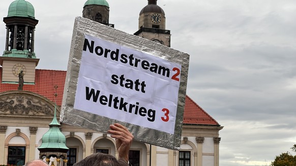 dpatopbilder - 26.09.2022, Sachsen-Anhalt, Magdeburg: Teilnehmer einer Demonstration gegen die Energiepolitik der Bundesregierung und gegen den Krieg in der Ukraine laufen am Abend durch die Innenstad ...