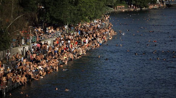 epa10020750 People take a bath in the river Limmat at Letten, as a heat wave reaches the country, in Zurich, Switzerland, 18 June 2022. EPA/MICHAEL BUHOLZER