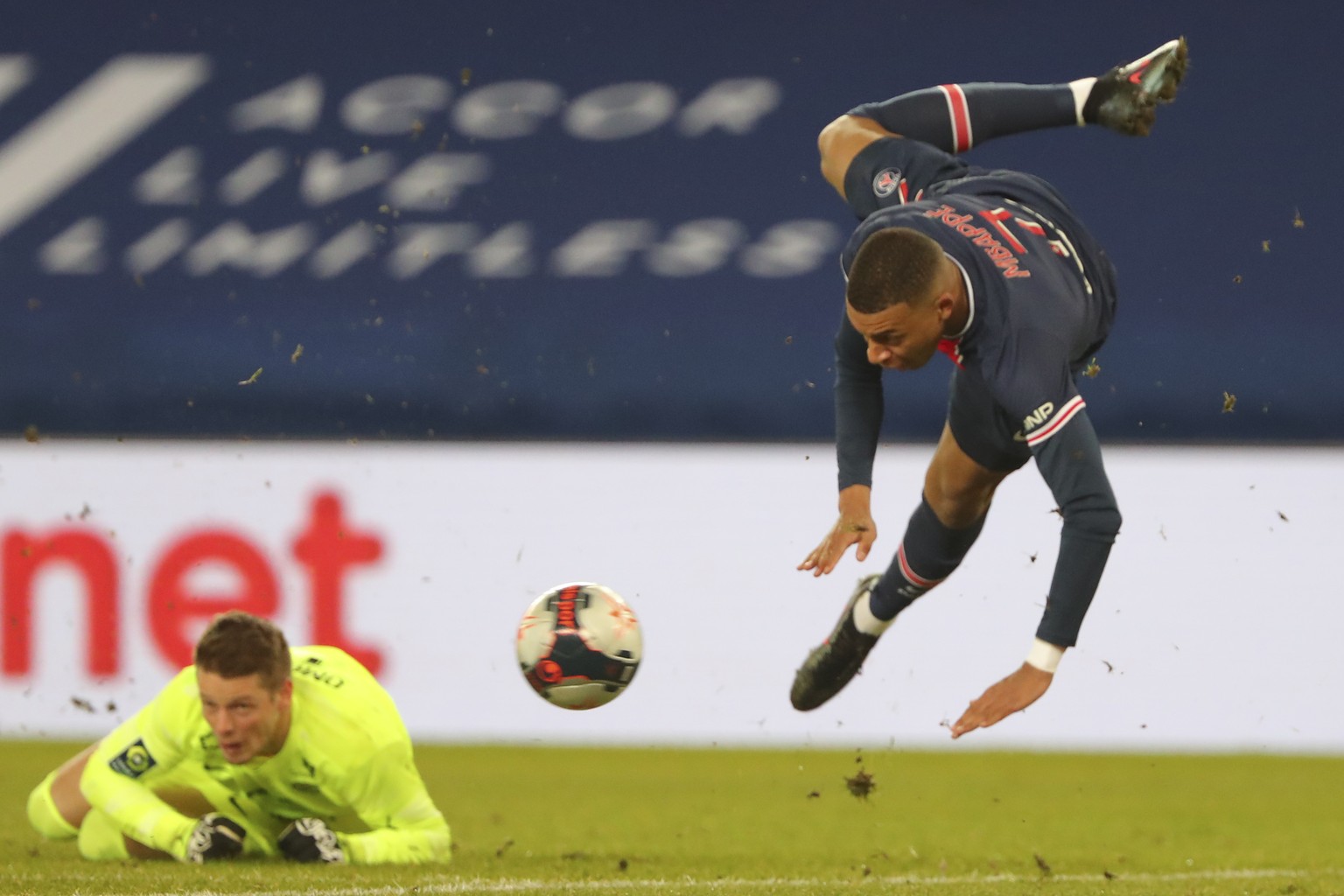 Spektakulär fliegt Weltmeister Kylian Mbappé nach dem Foul durch die Luft.