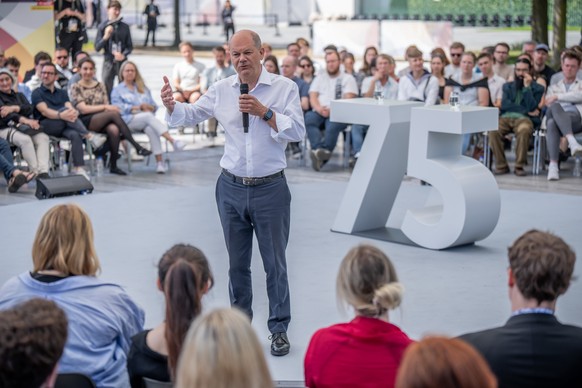 26.05.2024, Berlin: Bundeskanzler Olaf Scholz (SPD) nimmt am Demokratiefest teil anlässlich des Jubiläums 75 Jahre Grundgesetz und spricht im Dialogforum. Foto: Michael Kappeler/dpa +++ dpa-Bildfunk + ...
