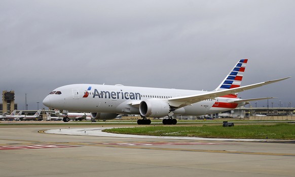 An American Airlines Boeing 787 Dreamliner prepares to take off for Chicago O&#039;Hare International Airport on its debut flight, Thursday, May 7, 2015 at Dallas-Fort Worth International Airport in G ...
