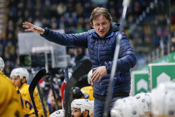 HC Davos Cheftrainer Arno Del Curto waehrend dem Eishockey-Meisterschaftsspiel der National League A zwischen dem EHC Kloten und dem HC Davos am Samstag, 21. Januar 2017, in der SWISS Arena in Kloten. ...