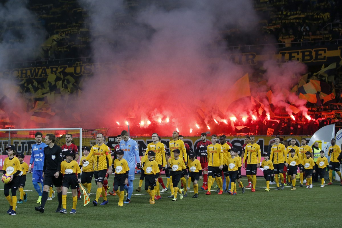 Die Mannschaften kommen aufsSpielfeld vor dem Super League Spiel zwischen dem BSC Young Boys Bern und Neuchatel Xamax FCS, am Samstag, 2. Februar 2019 im Stade de Suisse in Bern. (KEYSTONE/Peter Klau ...
