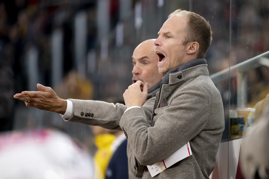 SCB Cheftrainer Johan Lundskog, vor, und SCB Assistenztrainer Christer Olsson, hinter, reagieren, beim Eishockey Meisterschaftsspiel der National League zwischen dem EHC Biel und dem SC Bern, am Diens ...