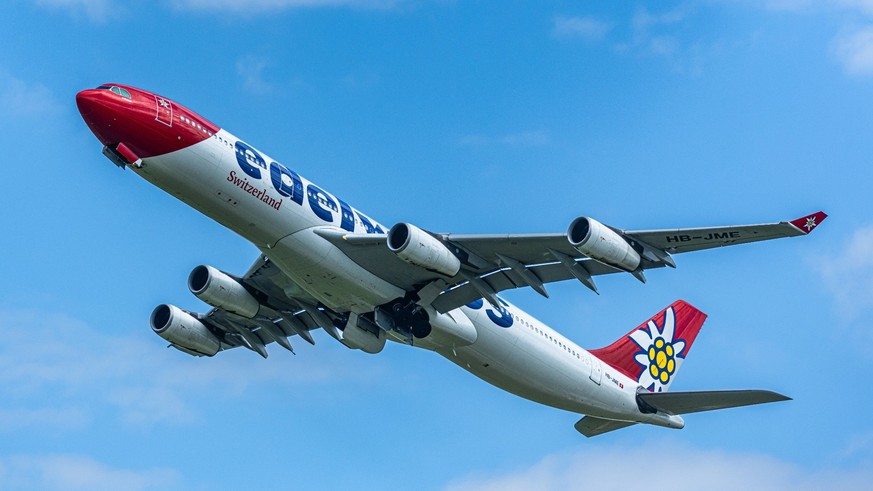 Ein Airbus A340-313X von Edelweiss Air startet vom Flughafen Z√ºrich. Registration HB-JME. Z√ºrich, Schweiz, 24.04.2023 Flugzeuge