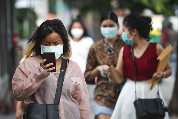 epa07289281 People wear protective masks as bad air pollution continues to affect Bangkok, Thailand, 16 January 2019. Fine particle matter in the air has been at hazardous levels in Thailand's capital ...
