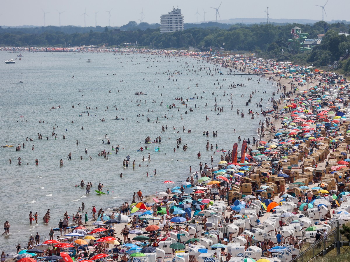 04.08.2022, Schleswig-Holstein, Scharbeutz: Zahlreiche Urlauber und Tagesg