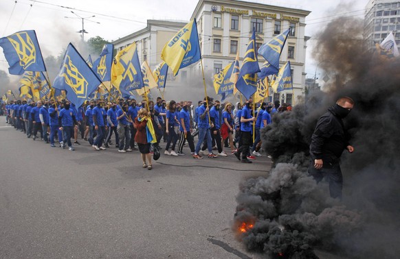 &quot;Asow&quot;-Mitglieder protestieren 2016 gegen Wahlen im Donbass.