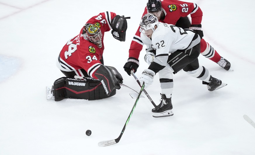 Los Angeles Kings&#039; Kevin Fiala (22) handles the puck as Chicago Blackhawks goaltender Petr Mrazek (34) and Jarred Tinordi defend during the second period of an NHL hockey game Friday, March 15, 2 ...