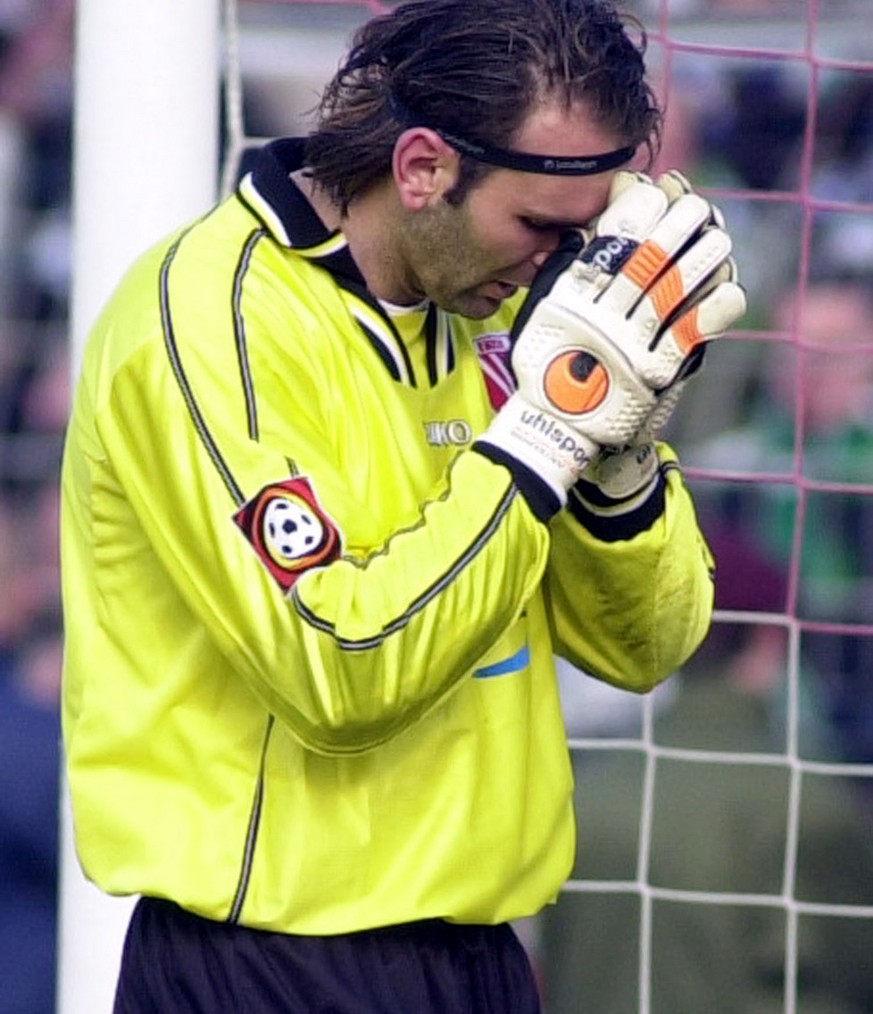 Goalie Tomislav Piplica fällt der Ball auf den Kopf und von dort fliegt er ins Tor