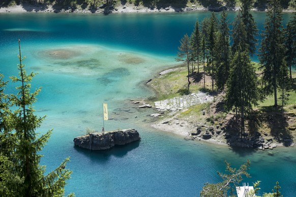 People enjoy the water and the weather at Lake Cauma, on Wednesday, June 3, 2015 in Flims.  (KEYSTONE/Gian Ehrenzeller) People enjoying the weather at Lake Cauma, on Wednesday, June 3, 2015, in Flims, ...
