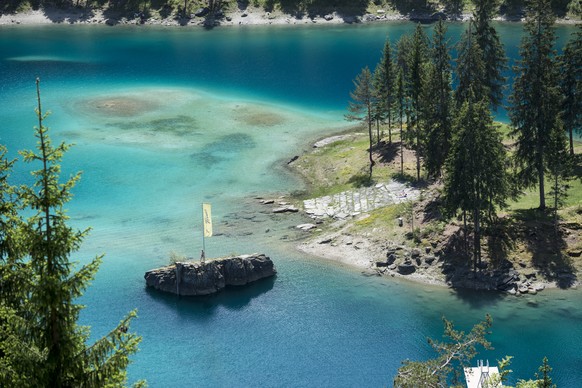 Menschen geniessen Wasser und Wetter am Caumasee, am Mittwoch, 3. Juni 2015, in Flims. (KEYSTONE/Gian Ehrenzeller) 

People enjoy the weather at the Cauma Lake, on Wednesday, June 3, 2015, in Flims, ...