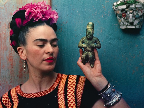EUA01.- NUEVA YORK (EEUU), 12/02/2015.- Fotografía sin fecha cedida hoy, martes 12 de mayo de 2015, de la artista Frida Kahlo sosteniendo una figura. La Casa Azul de Coyoacán (México) tiene durante un ...