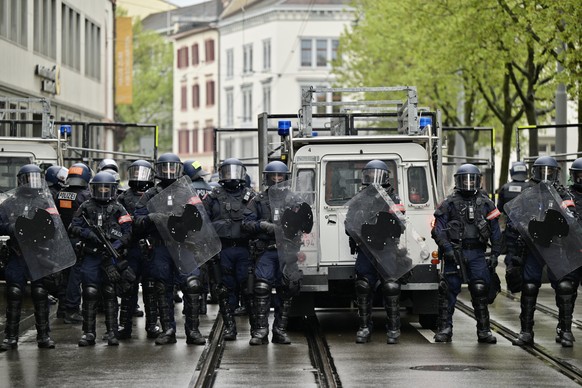 Mit einem grossen Polizeiaufgebot wird der Umuzg bei einer Kundgebung zum Tag der Arbeit gestoppt in Basel, am Montag, 1. Mai 2023. (KEYSTONE/Georgios Kefalas)