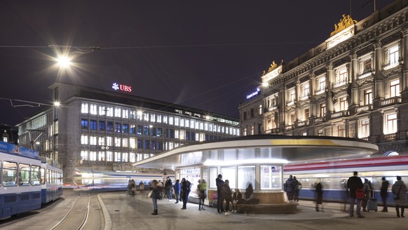 ARCHIVBILD ZUR BUSSE DER WEKO GEGEN DIE GROSSBANKEN WEGEN EINES DEVISENKARTELLS, AM DONNERSTAG, 6. JUNI 2019 - Paradeplatz square with the tram stop &quot;Paradeplatz and the headquarters of the two S ...