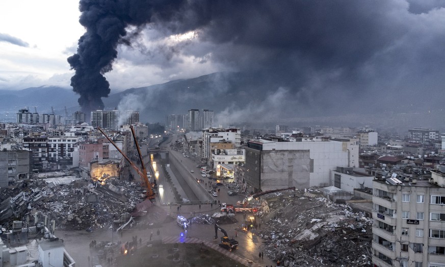 epa10452058 An aerial photo taken by a drone shows emergency personnel during a search and rescue operation at the site of a collapsed building after an earthquake in Iskenderun, district of Hatay, Tu ...