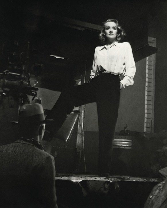 Marlene Dietrich in Hosen.
