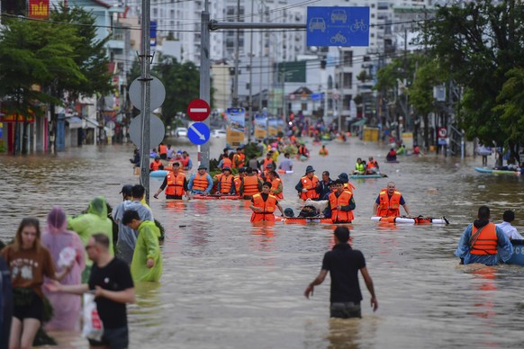 KEYPIX - epa12539407 People wade through flood water in Nha Trang, Khanh Hoa province, Vietnam, 20 November 2025 (issued on 21 November 2025). At least 40 people were killed after torrential rain and  ...