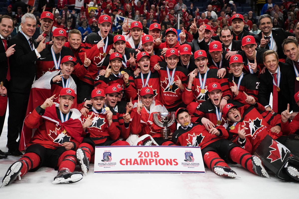 Eishockey, U20 WM, Kanada gewinnt Finale gegen Schweden 180105 Kanadas lag jublar efter att ha vunnit finalen pa JVM i ishockey mellan Sverige och Kanada den 5 januari 2018 i Buffalo. *** 180105 Canad ...