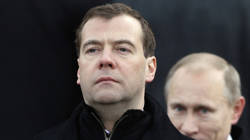 ARCHIV: Russian President Dmitry Medvedev, left, and Prime Minister Vladimir Putin, right, walk after laying a wreath at the Tomb of the Unknown Soldier, just outside the Moscow Kremlin, Russia (Foto  ...